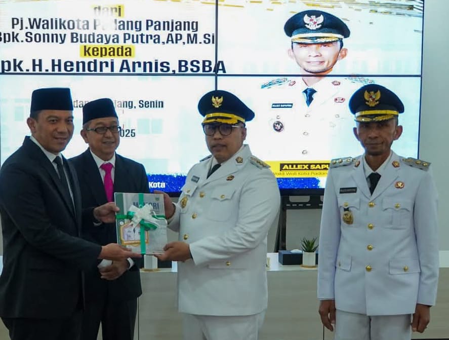 Pj Wako Sonny serahkan memory jabatan ke Wako Hendri Arnis di Sertijab berlangsung, Senin (3/3/2925) di pendopo Rudin Wako.